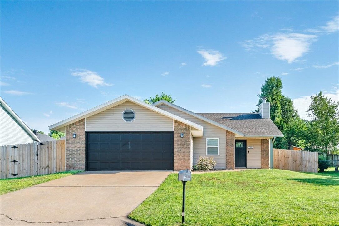Property Photo:  2709 W Beech Street  AR 72756 