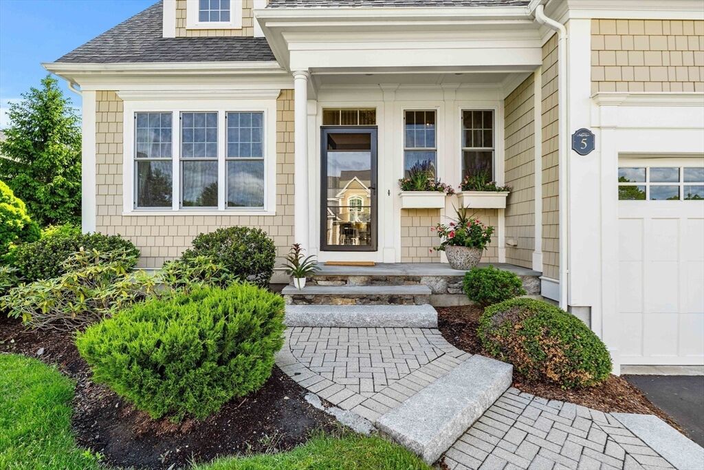 Property Photo: 5 Hamilton Cir 5 MA 01545