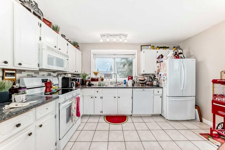 Property Photo: 20 Deermont Way SE AB T2J 5P3