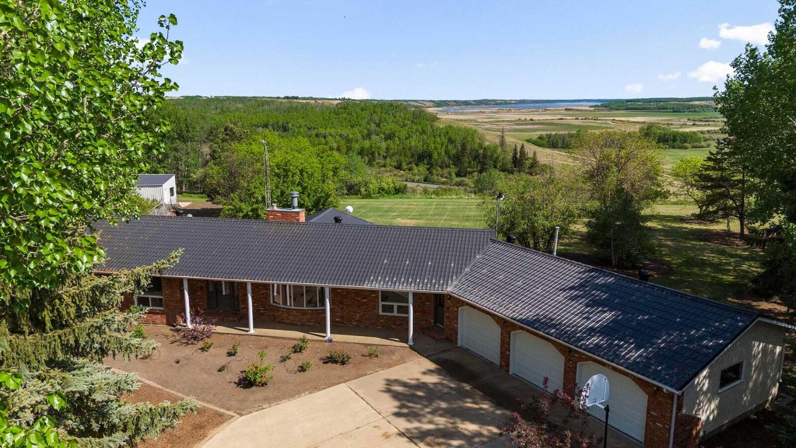 Property Photo: 46139 Range Road 205 AB T4V 5E3