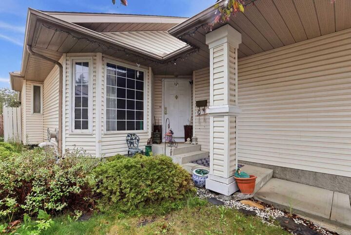 Property Photo:  866 Applewood Drive SE  AB T2A 7R6 