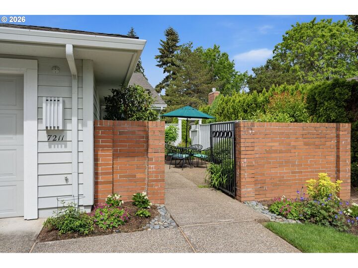Property Photo:  7211 SW Lake Bluff Ct  OR 97070 