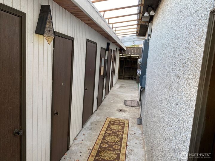 Property Photo: 2209 Colby Avenue 4 WA 98201