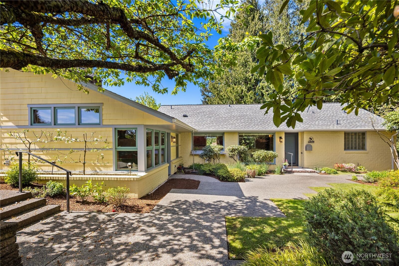 Property Photo: 3409 Magnolia Blvd W WA 98199