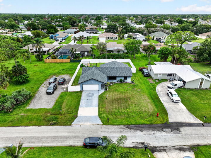 Property Photo:  641 SE Streamlet Avenue  FL 34983 