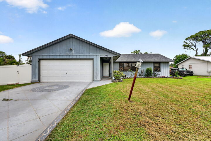 Property Photo:  641 SE Streamlet Avenue  FL 34983 