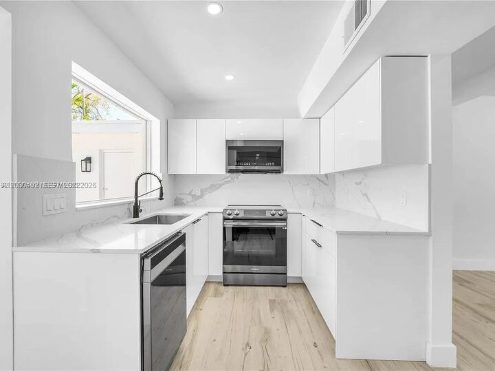 Property Photo:  1905 Alamanda Dr  FL 33181 