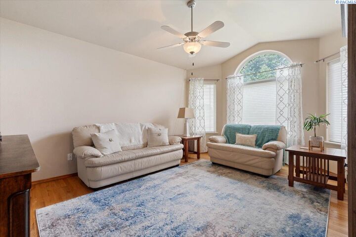 Property Photo: 901 Sirron WA 99352