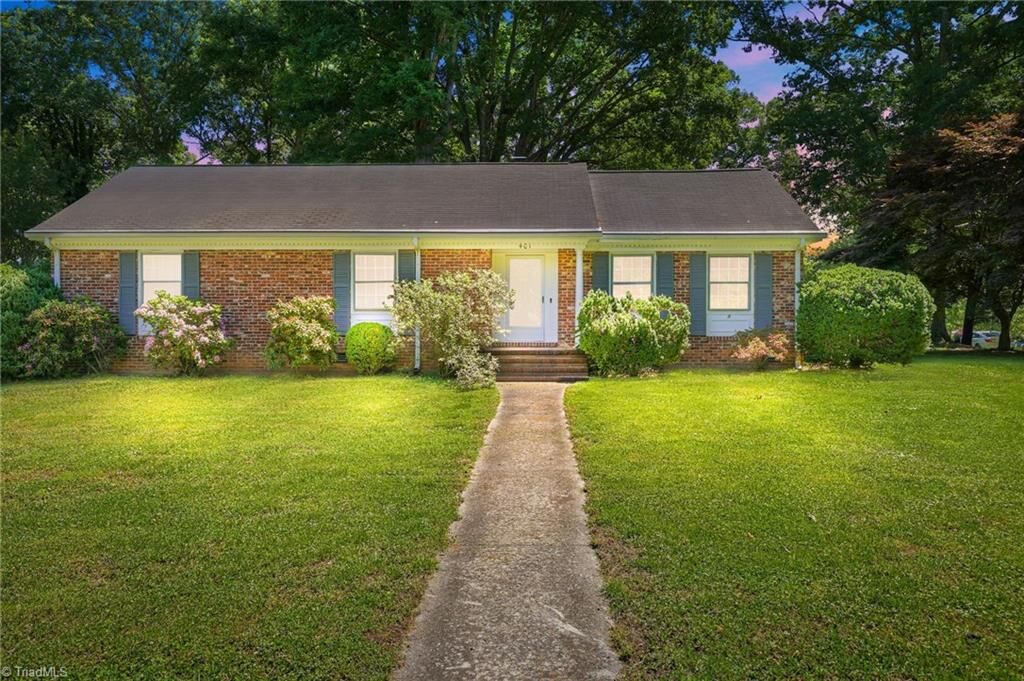 Property Photo: 401 White Oaks Drive NC 28147