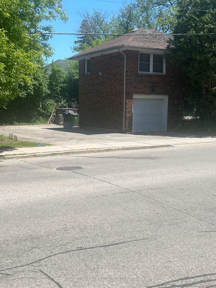 Property Photo:  230 Finch Avenue E  ON M2N 4S2 