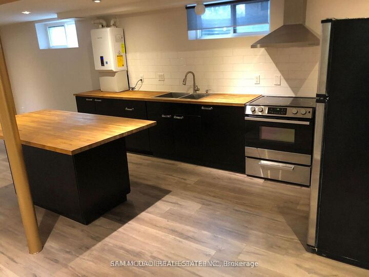 Property Photo: 378 Lakeshore Road W ON L5H 1H5