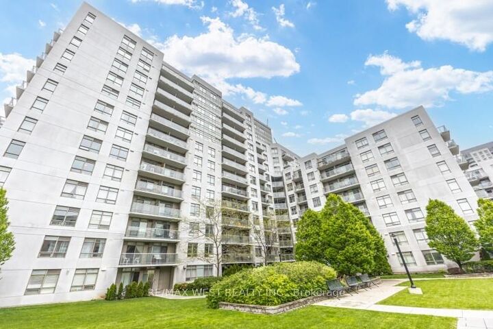 Property Photo: 812 Lansdowne Avenue 704 ON M6H 4K5