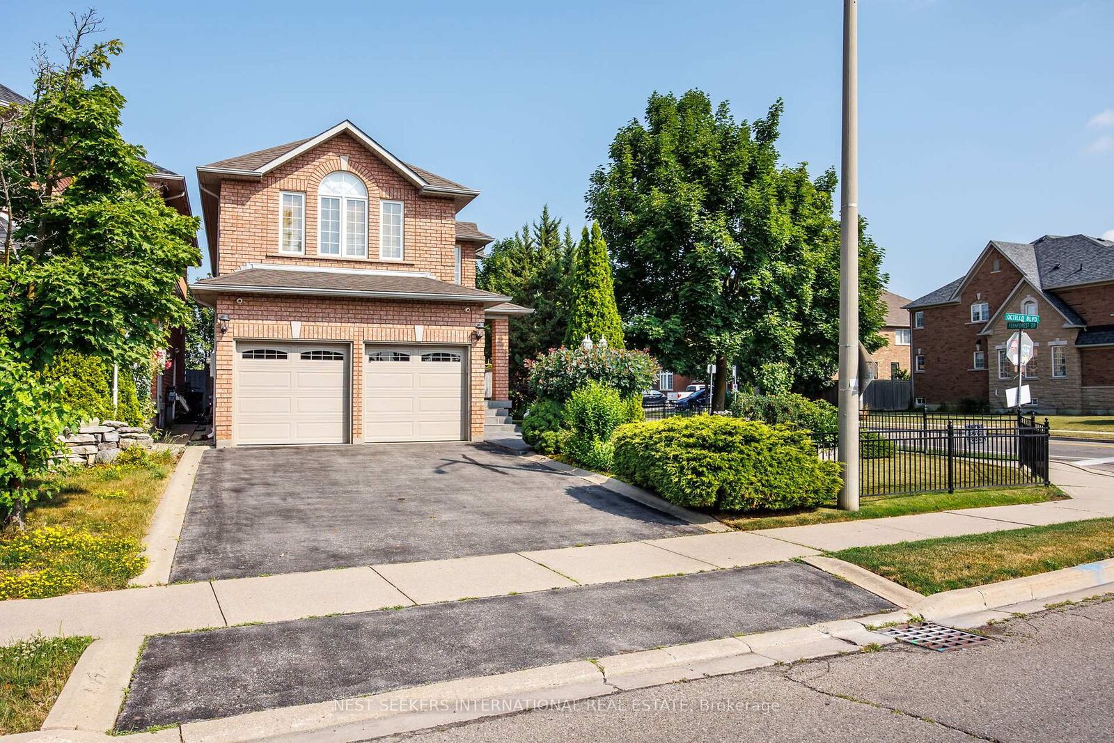 Property Photo: 422 Fernforest Drive ON L6R 2P7