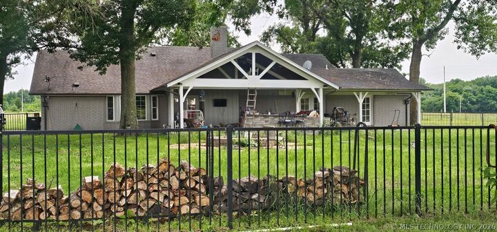 Property Photo: 37967 E 221st Street OK 74454