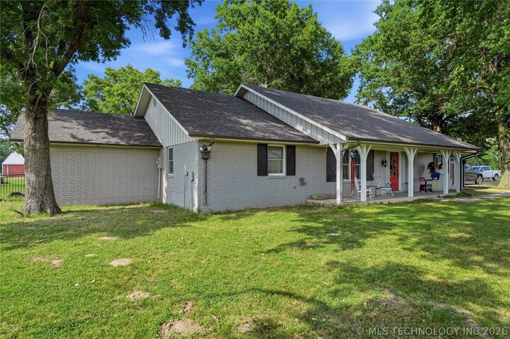 Property Photo: 37967 E 221st Street OK 74454