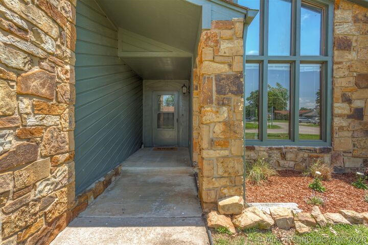 Property Photo:  1701 N Eucalyptus Avenue  OK 74012 