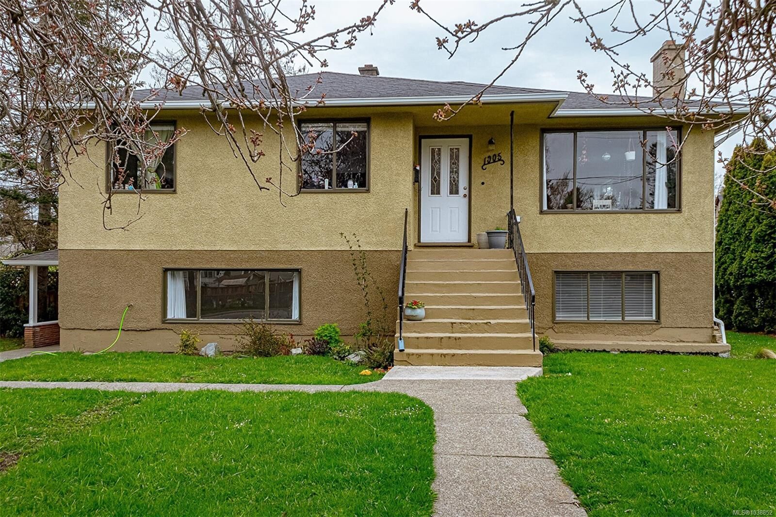 Property Photo:  1905 Richardson St  BC V8S 1S3 