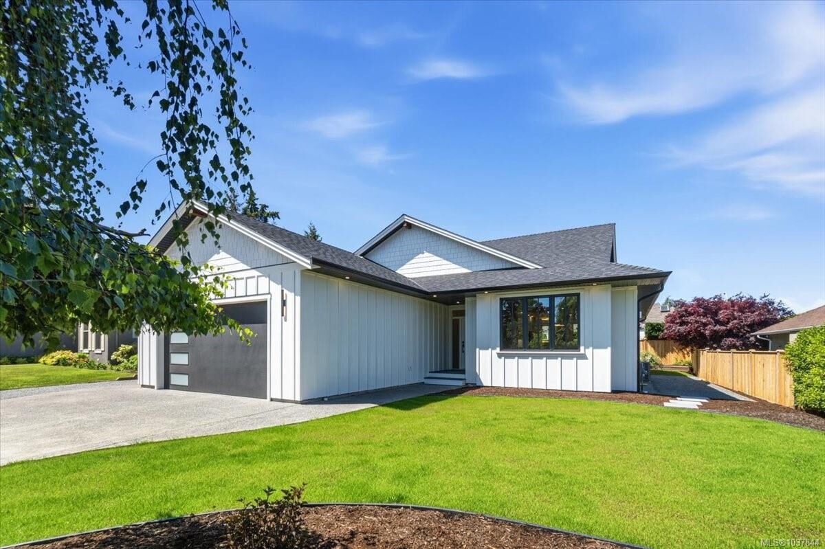 Property Photo:  846 Woodside Cres  BC V9K 2K8 