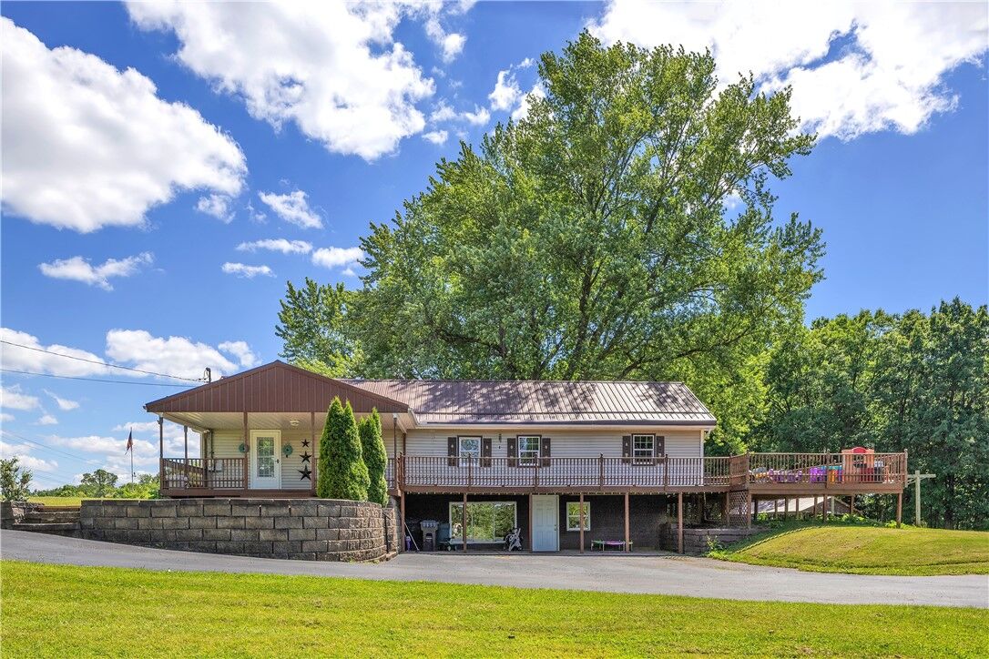 Property Photo:  1425 Old State Rd  PA 16101 