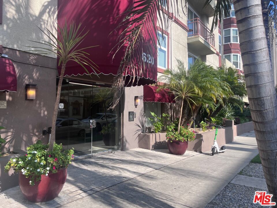 Property Photo: 620 S Gramercy Pl CA 90005