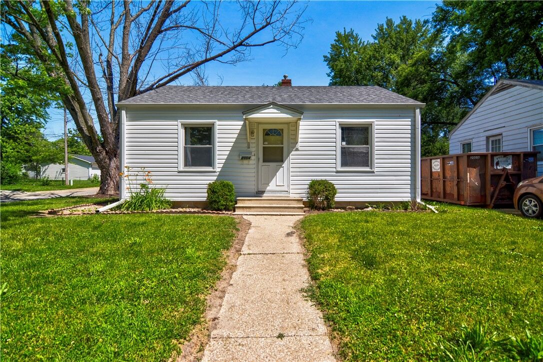 Property Photo: 2104 E Whitmer Street IL 62521