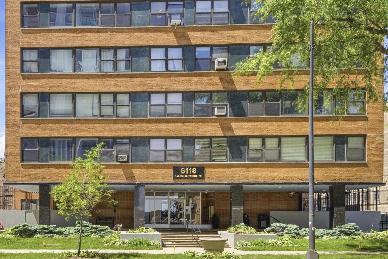 Property Photo: 6118 N Sheridan Road 106 IL 60660