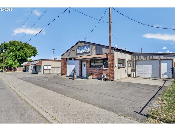 Property Photo:  854 Snipes St  OR 97058 