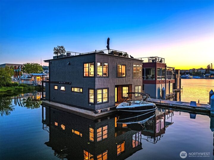 Property Photo: 2821 Fairview Avenue E 5 WA 98102