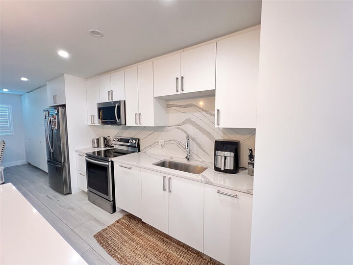 Property Photo:  2115 NE 37th Drive 121  FL 33308 