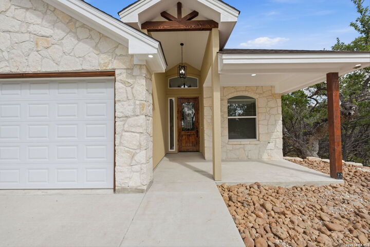 Property Photo:  346 Assiniboia Dr  TX 78133 
