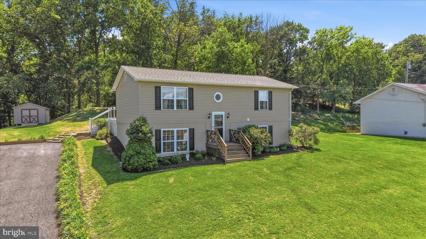 Property Photo: 389 W Duck Street VA 22630