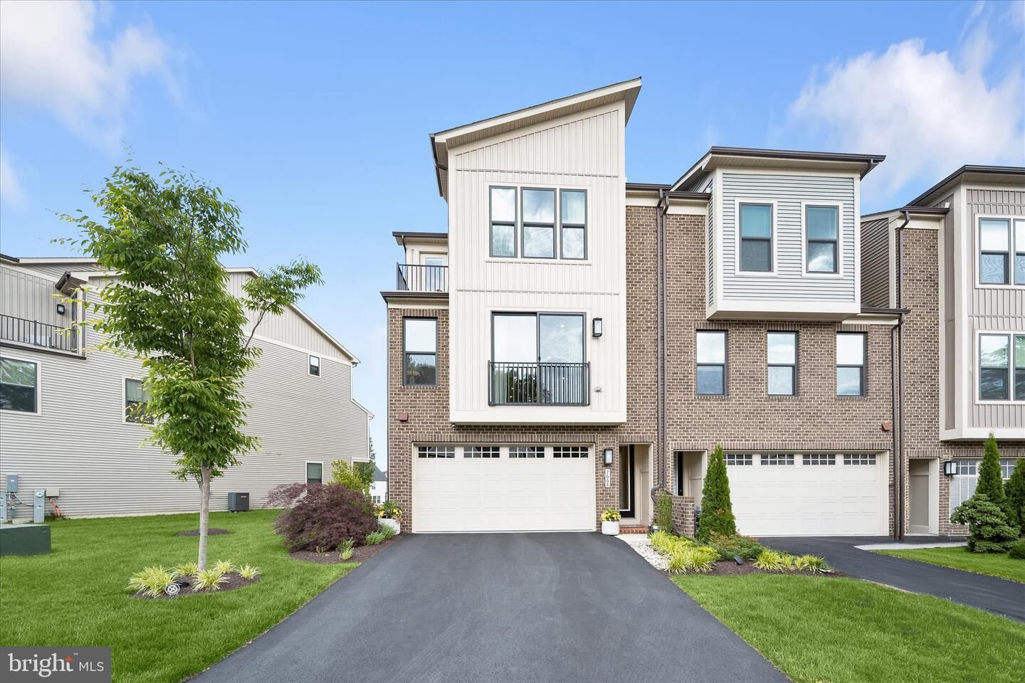 Property Photo: 7668 Cross Creek Drive MD 21044