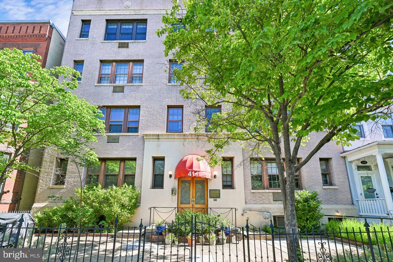 Property Photo:  414 Seward Square SE 104  DC 20003 