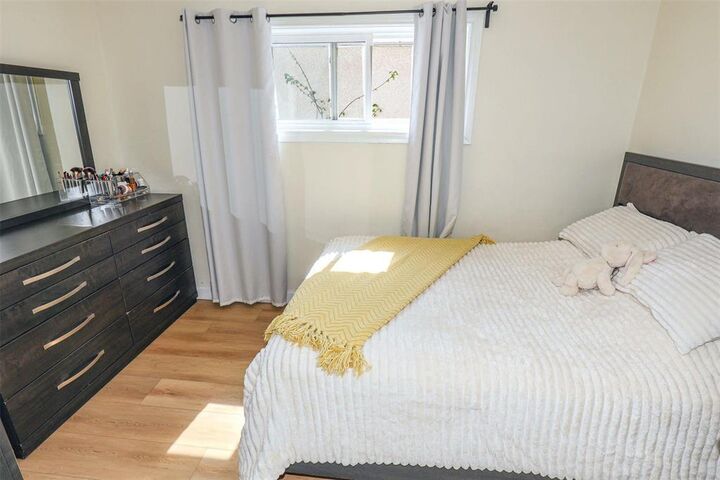 Property Photo:  628 Burrows Avenue  MB R2W 2A7 