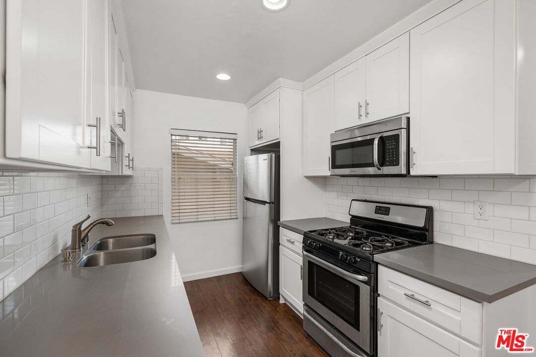 Property Photo:  7550 Fountain  CA 90046 