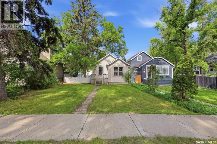 Property Photo: 921 H Avenue N SK S7L 2C4