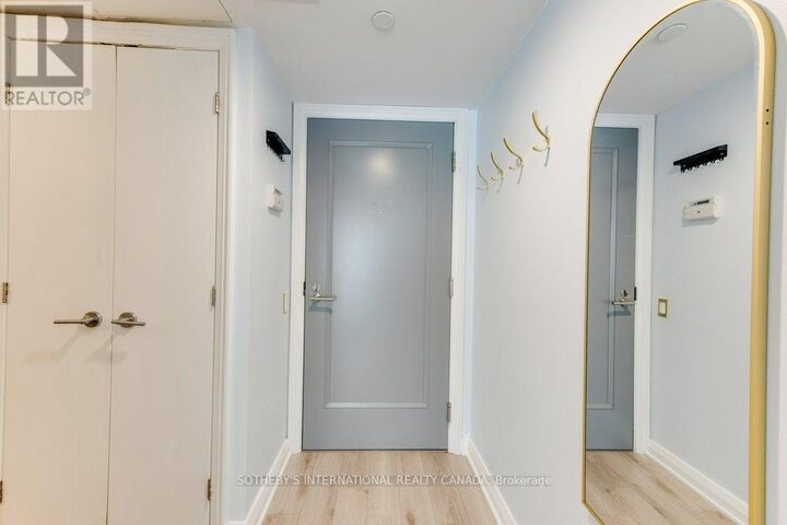 Property Photo:  155 Yorkville Avenue 409  ON M5R 0B4 