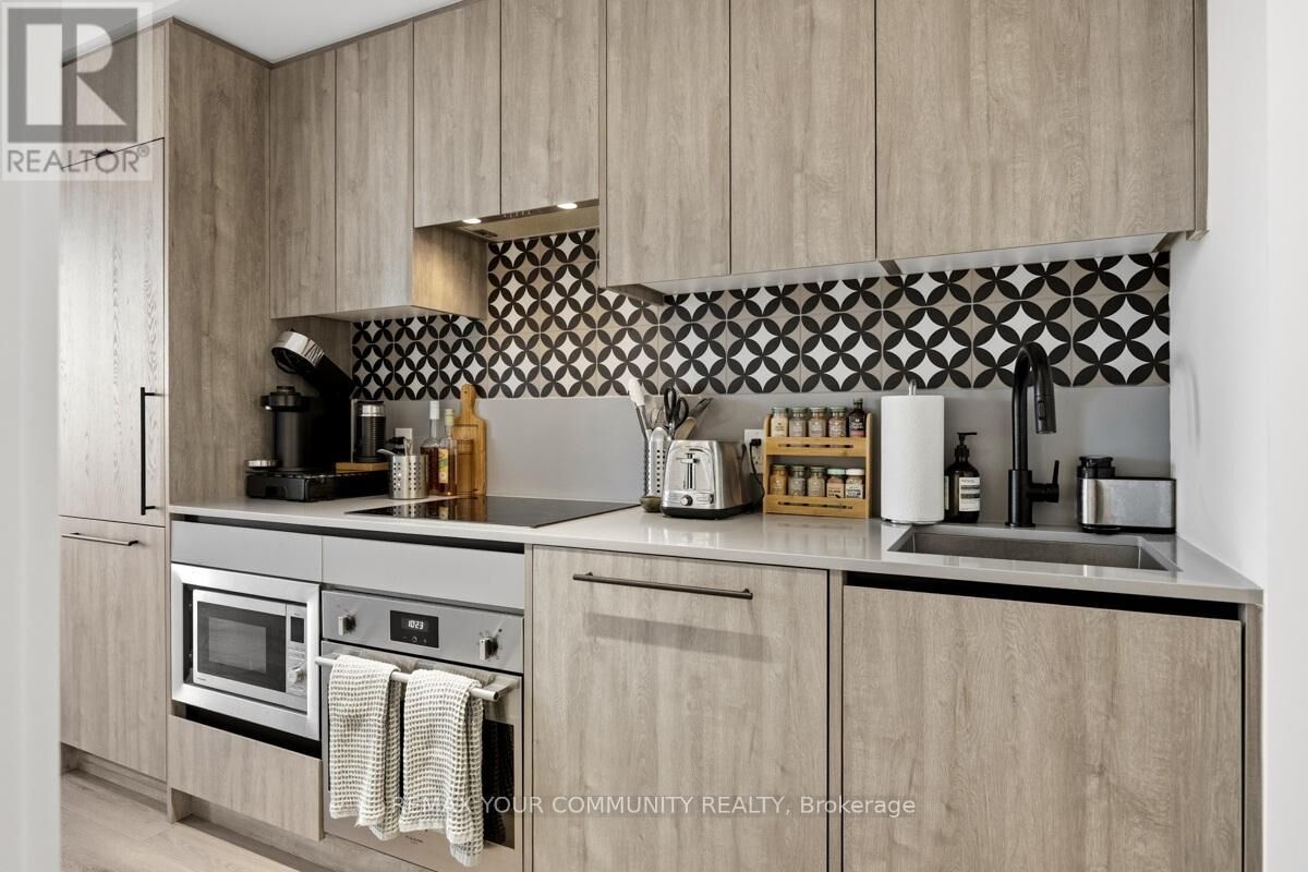 Property Photo:  5 Lakeview Avenue 506  ON M6J 0H3 