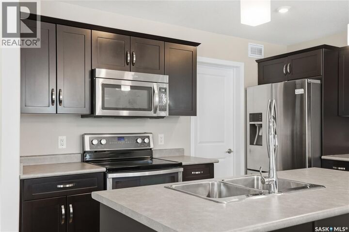 Property Photo:  366 Kolynchuk Manor  SK S7T 0W4 