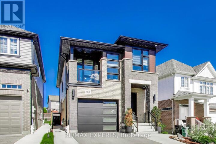 Property Photo:  228 Woodbine Avenue  ON N2R 1Y5 