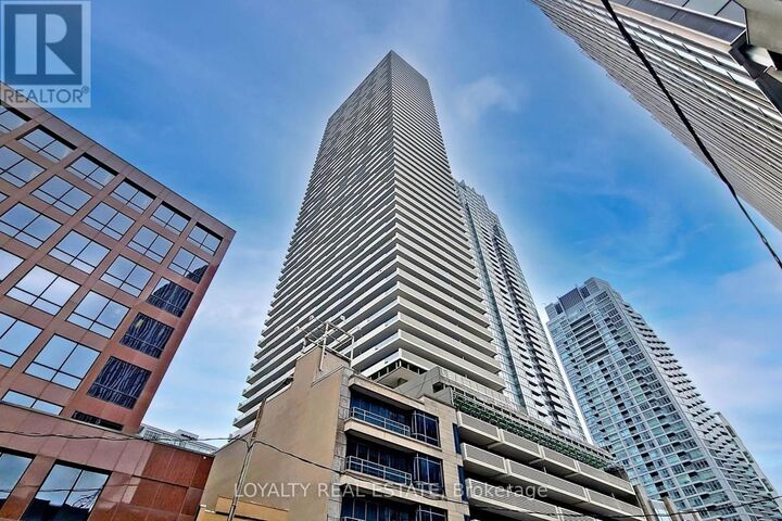 Property Photo:  2221 Yonge Street 1705  ON M4S 2B4 