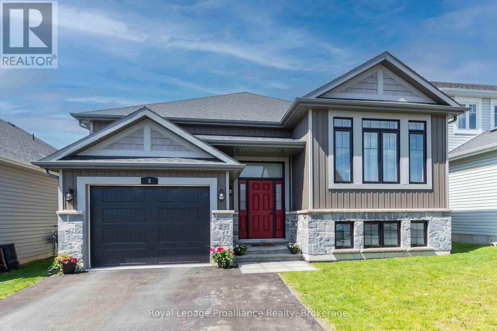 Property Photo:  5 Walnut Drive  ON K8N 0E3 