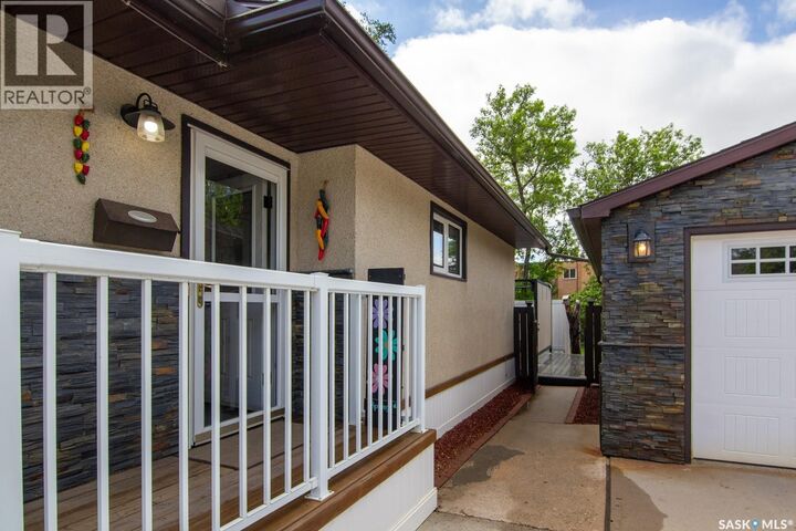 Property Photo:  266 Albany Crescent  SK S7K 3X8 