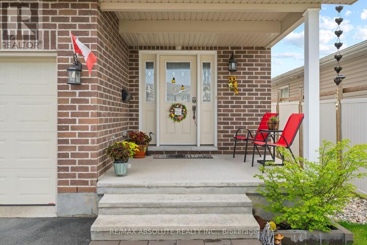 Property Photo: 17 Allan Bond Court ON K7S 0C5