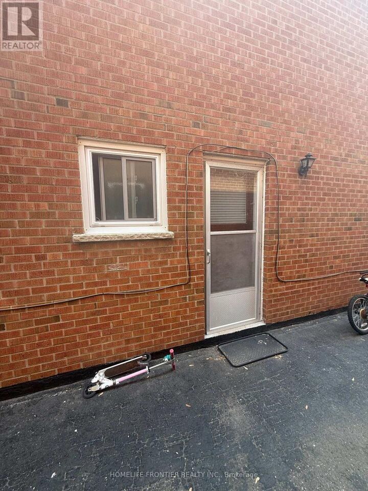 Property Photo:  759 Bloor Street Main Floor  ON L3Y 2M7 