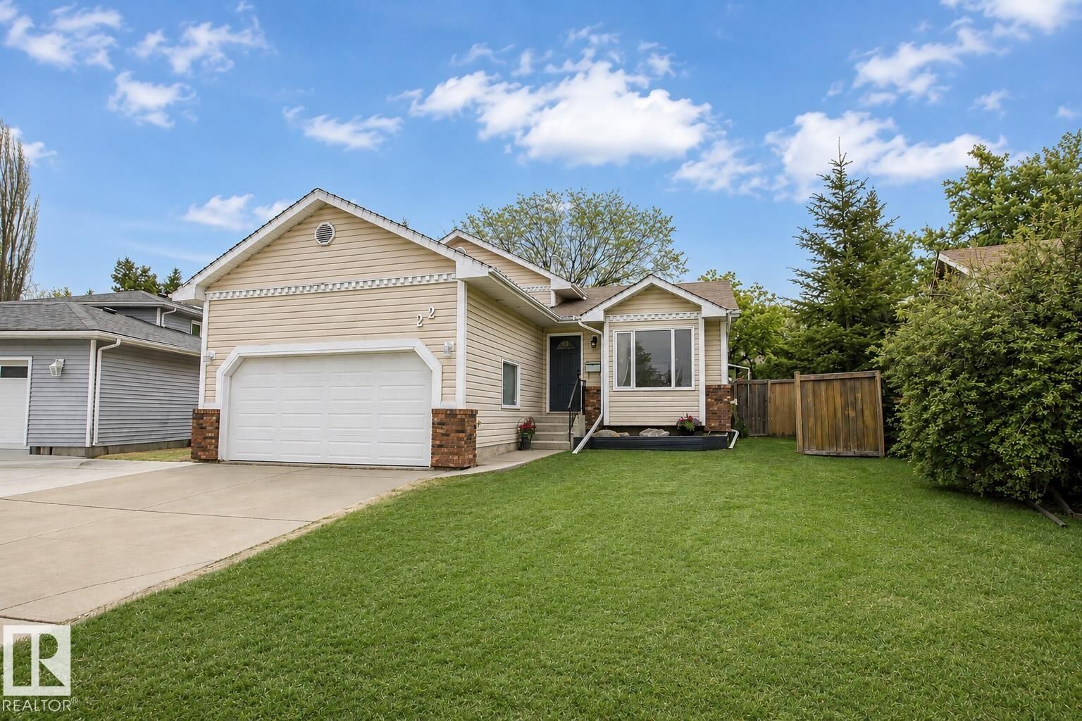 Property Photo:  22 Dewberry Place  AB T8H 1M5 