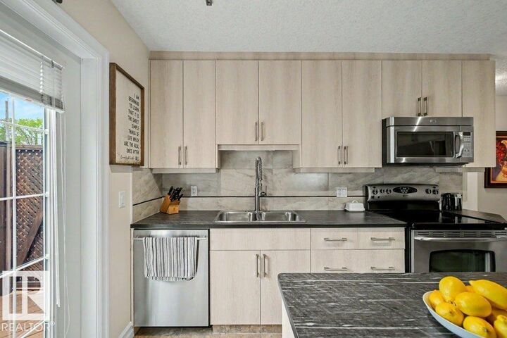 Photo de la propriété:  11539 141 Street NW  AB T5M 1T7 