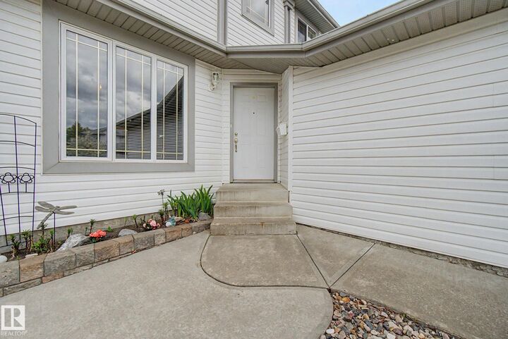 Property Photo:  4113 36A Avenue NW  AB T6L 7B1 