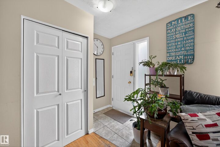 Photo de la propriété:  5216 104A Street NW  AB T6H 2M1 