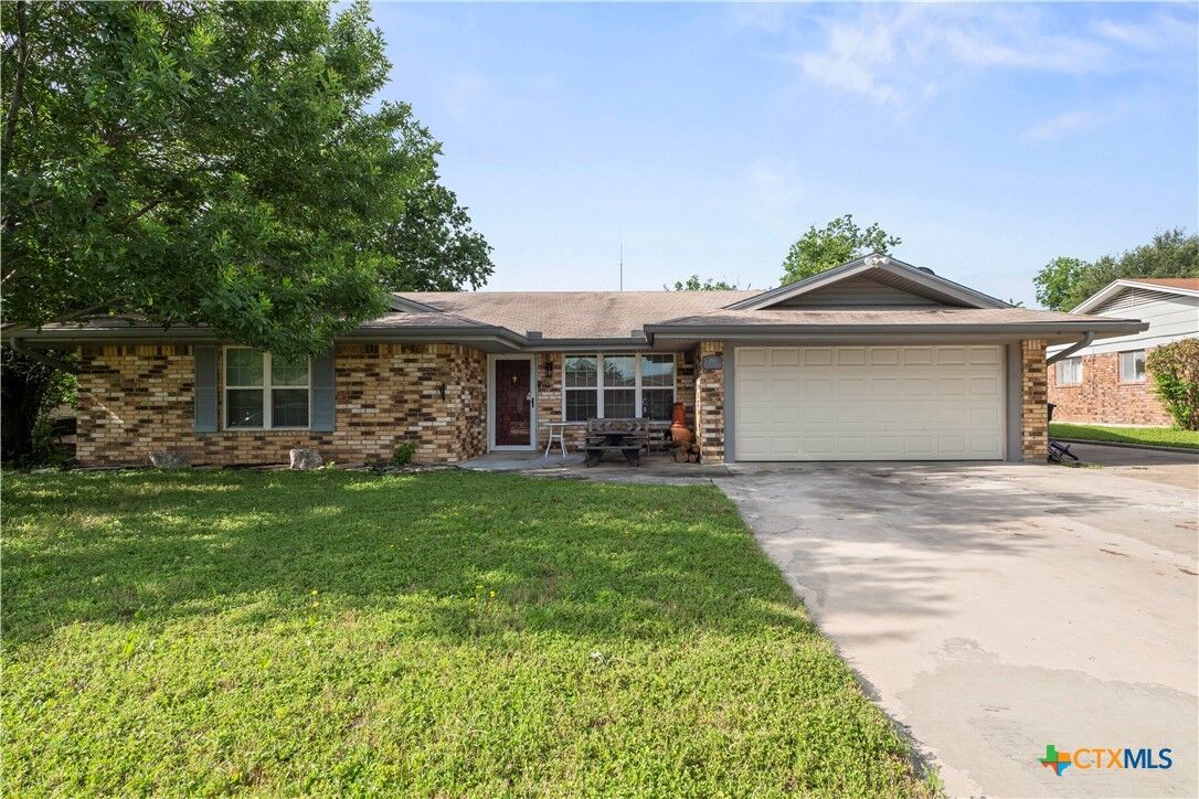 Property Photo:  2910 Cypress Drive  TX 76543 